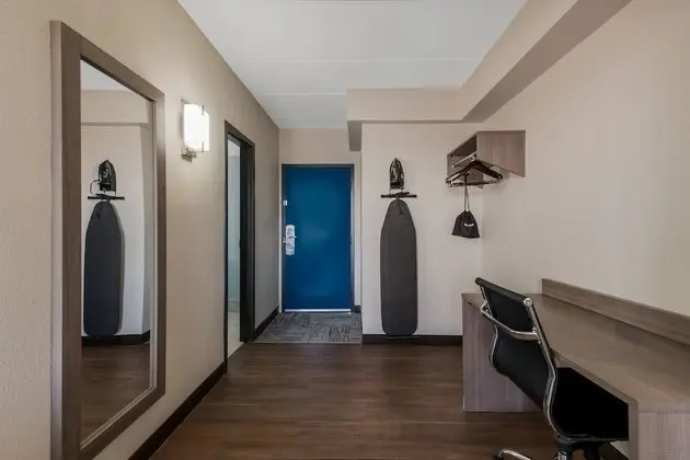 Premium Oda, 1 En Büyük (King) Boy Yatak, Kısmi Deniz Manzarası (Roll-In-Shower, Smoke Free)