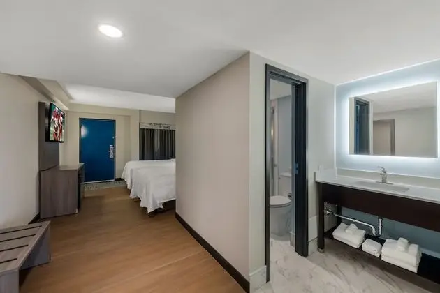 Süit, 2 Çift Kişilik Yatak (Partial Ocean View, Smoke Free)