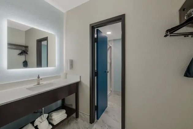 Süit, 2 Çift Kişilik Yatak (Partial Ocean View, Smoke Free)