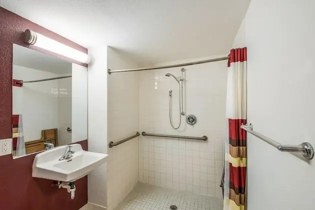 Standard Oda, 2 Büyük (Queen) Boy Yatak, Engellilere Uygun, Sigara İçilmez (Roll - In Shower)