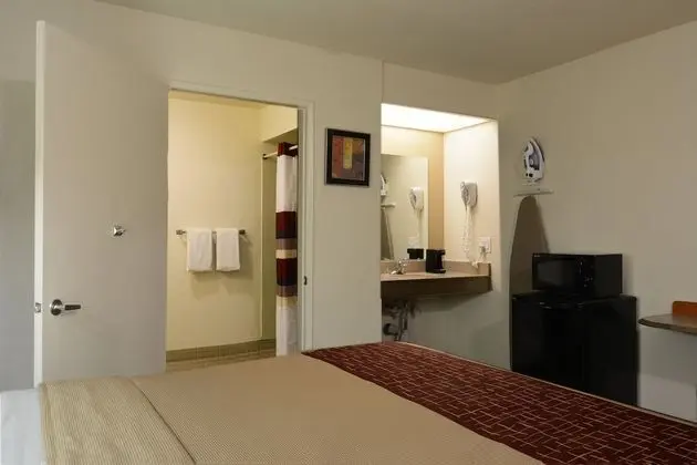 Deluxe Oda, 2 Çift Kişilik Yatak, Engellilere Uygun (Roll-In Shower, Smoke Free)
