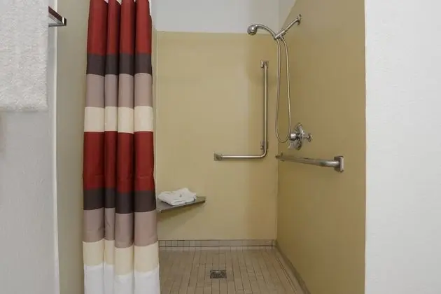 Deluxe Oda, 2 Çift Kişilik Yatak, Engellilere Uygun (Roll-In Shower, Smoke Free)