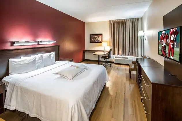 Premium Oda, 1 Büyük (Queen) Boy Yatak (Upgraded Bedding/Snack,Roll-In Shower)