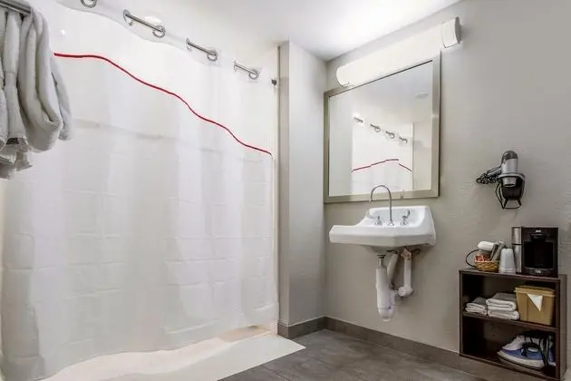 Superior Oda, 1 En Büyük (King) Boy Yatak, Engellilere Uygun (Roll-In Shower, Smoke Free)