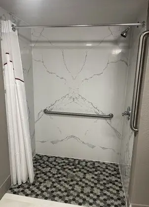 Deluxe Oda, 2 Büyük (Queen) Boy Yatak, Engellilere Uygun, Sigara İçilmez (Roll-In Shower)