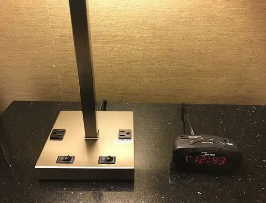 Standard Oda, 1 En Büyük (King) Boy Yatak, Engellilere Uygun, Sigara İçilmez (Roll-In Shower)