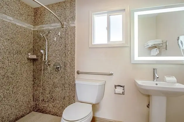 Süit, Sigara İçilmez, Mutfak (2 Queen Beds, 1 Sofabed, Shower Only)