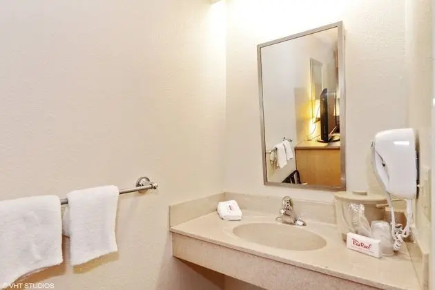Standard Oda, 1 En Büyük (King) Boy Yatak, Engellilere Uygun (Roll-In Shower, Smoke Free)