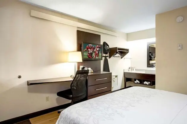 Standard Room, 1 King Bed (Smoke Free)