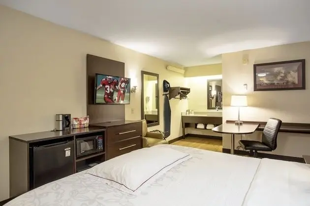 Premium Oda, 1 En Büyük (King) Boy Yatak, Engellilere Uygun (Upgraded Bedding & Snack, Smoke Free)