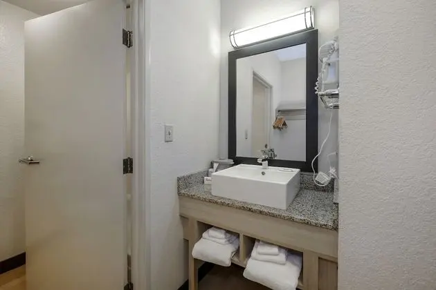 Süit, 1 En Büyük (King) Boy Yatak, Engellilere Uygun (2 Rooms, Smoke Free)
