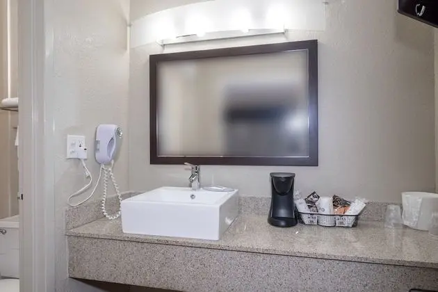 Standard Oda, 1 En Büyük (King) Boy Yatak, Engellilere Uygun (Roll-In Shower, Smoke Free)