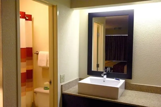 Standard Oda, 1 En Büyük (King) Boy Yatak, Engellilere Uygun (Roll-In Shower, Smoke Free)