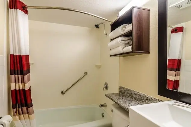 Premium Oda, 1 En Büyük (King) Boy Yatak, Engellilere Uygun (Upgraded Bedding&Snack Box, RI Shower)