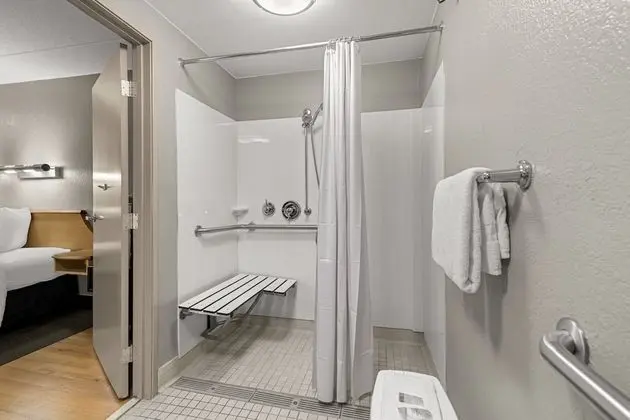 Superior Oda, 1 En Büyük (King) Boy Yatak, Engellilere Uygun (Roll-In Shower, Smoke Free)
