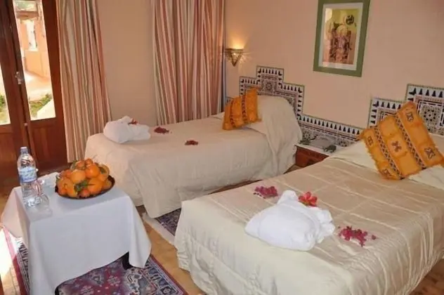 Standard Tek Büyük veya İki Ayrı Yataklı Oda, Havuz Manzaralı