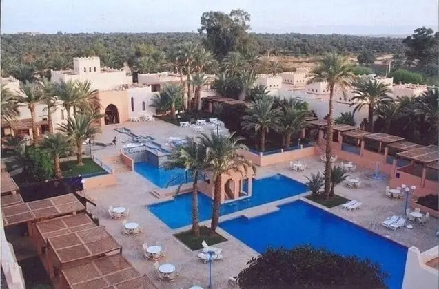 Standard Tek Büyük veya İki Ayrı Yataklı Oda, Havuz Manzaralı