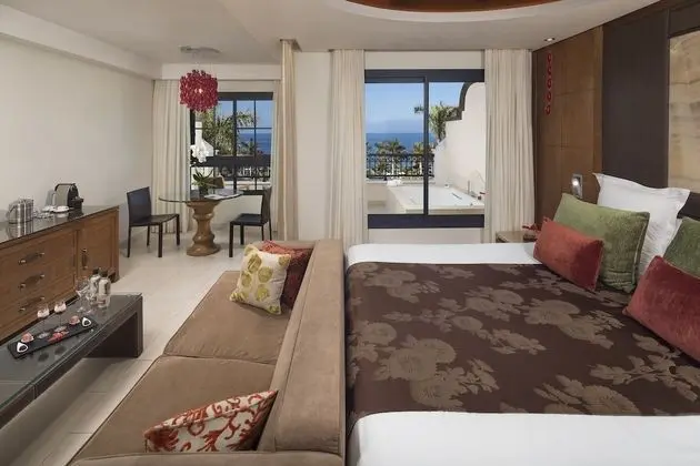 Red Level Lounge Access Deluxe Frontal Ocean View with Whirlpool