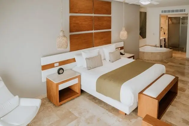 Deluxe Master Suite