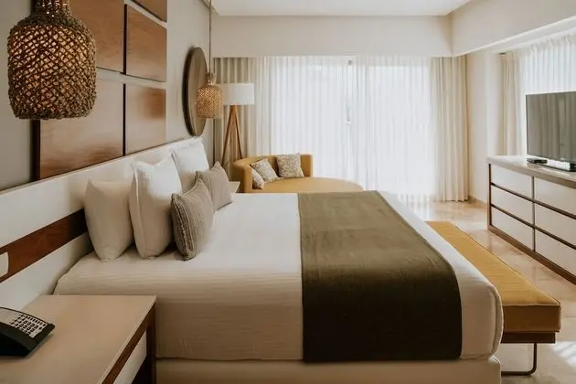 Deluxe Master Suite