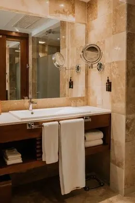 Deluxe Master Suite