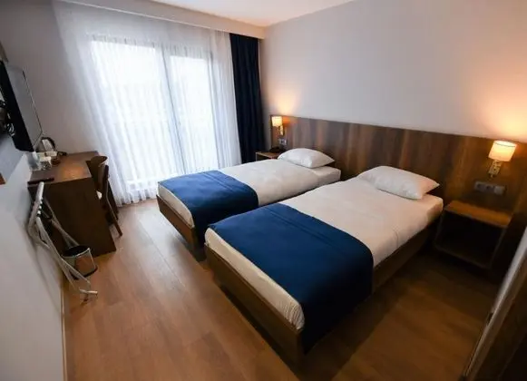 Standart Üç Kişilik Oda, Kara veya Kısmi Deniz Manzaralı, Fransız Balkonlu