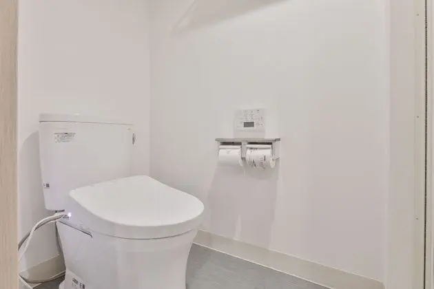 Tek Kişilik Oda, Sigara İçilmez (Shower Booth)