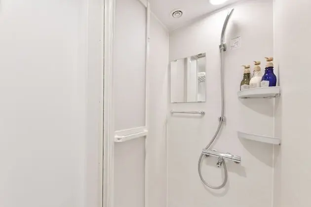 Tek Kişilik Oda, Sigara İçilmez (Shower Booth)