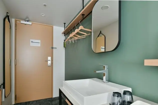 Tek Büyük Yataklı Oda, Sigara İçilmez (with shower booth)