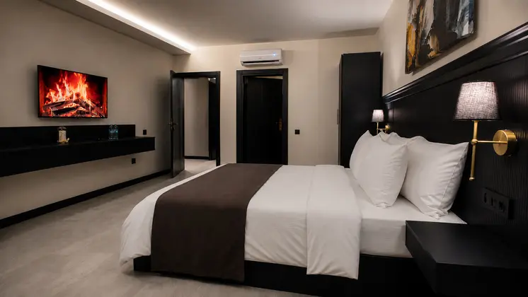 45 M² Modern Konaklama Odası; Queen Yatak, Klima, Tv Ve Geniş Yaşam Alanı.