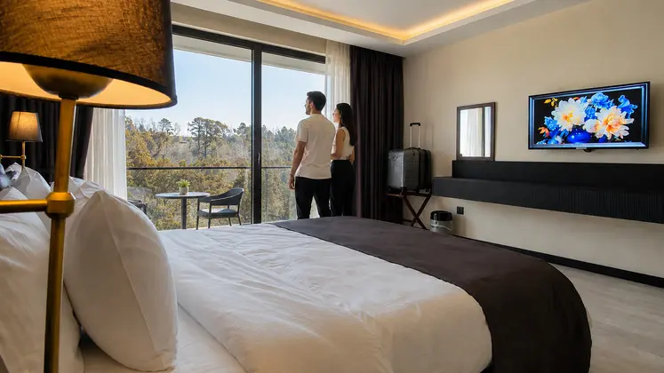Doğa Manzarasına Açılan Özel Balkonuyla Sakin Ve Konforlu 45 M² Konaklama Odası.