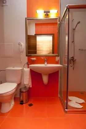 Tek Büyük veya İki Ayrı Yataklı Oda, Balkon (Free WiFi)