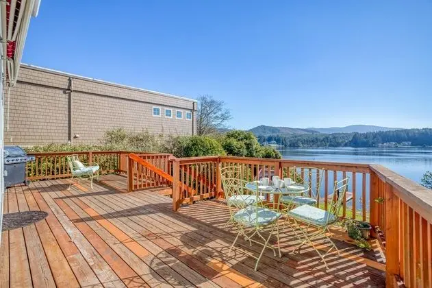 Ev, Birden Çok Yatak (Regatta Park Lake House)