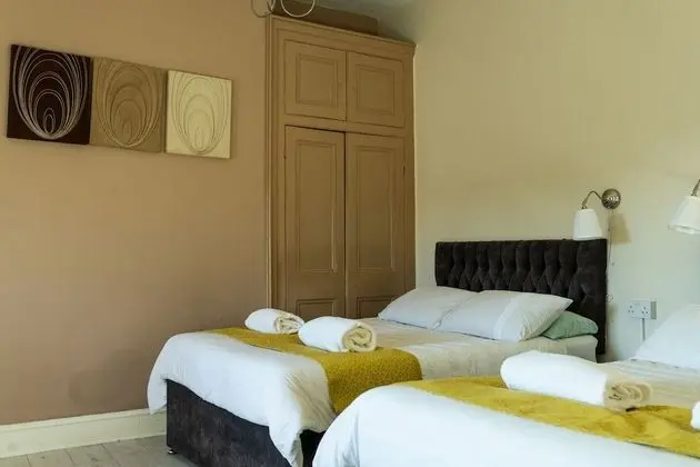 Dört Kişilik Oda, 2 Çift Kişilik Yatak, Ortak Banyo