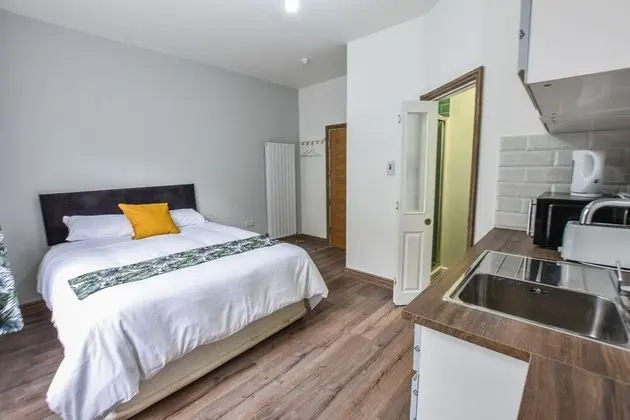 City Tek Büyük Yataklı Oda