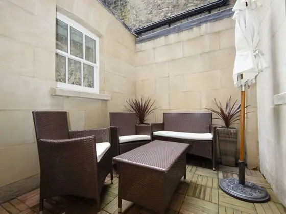 Executive Oda (With Outside Shared Patio - 3 People)