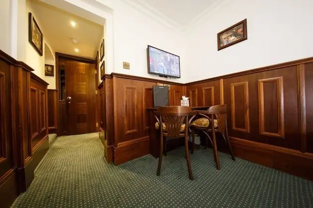 Superior Tek Büyük Yataklı Oda (With Outside Shared Patio)