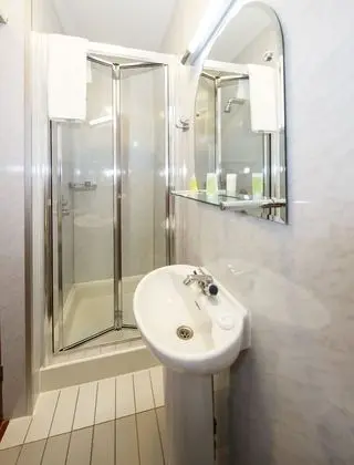 Üç Kişilik Oda