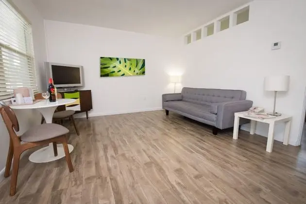 Nonsmoking King Suite
