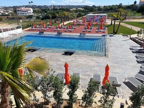 Superior Tek Büyük veya İki Ayrı Yataklı Oda, Havuz Manzaralı