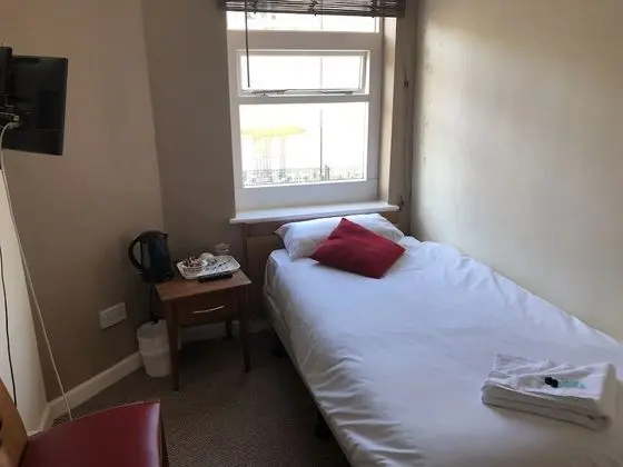Basic Üç Kişilik Oda, Sigara İçilmez, Ortak Banyo