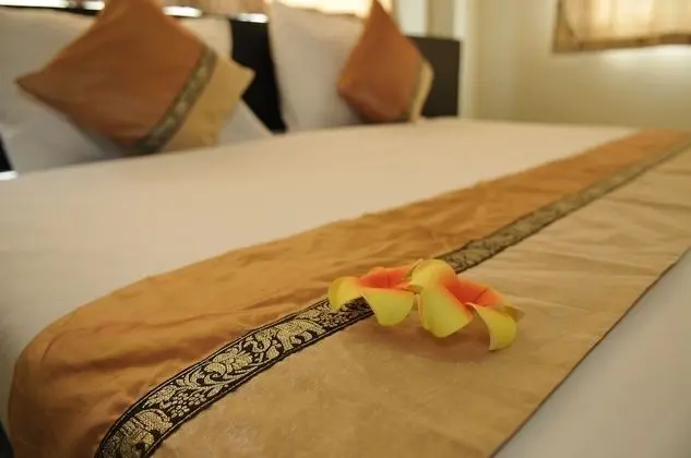 Deluxe Double or  Twin with Breakfast and Airport Transfer