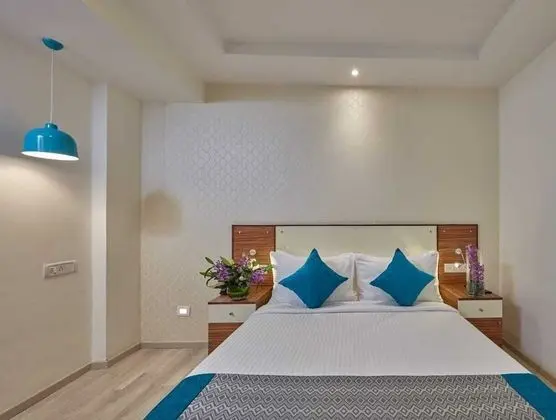 Deluxe Room (King Bed)