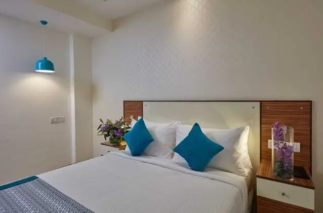 Deluxe Room (King Bed)