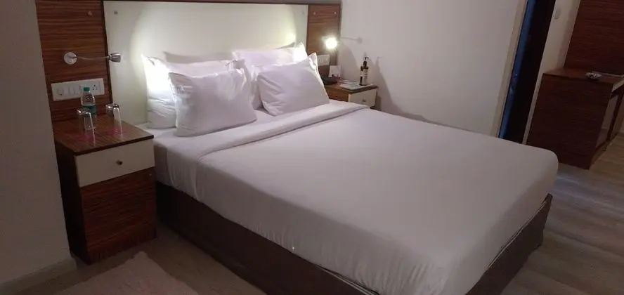 Deluxe Room (King Bed)