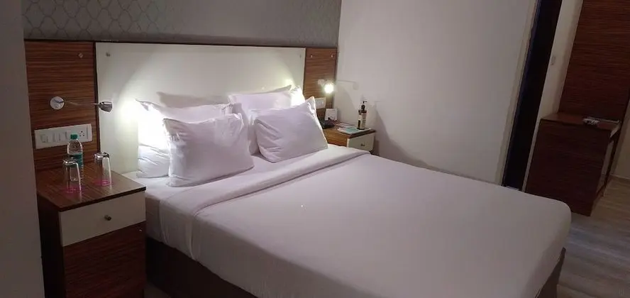 Deluxe Room (King Bed)