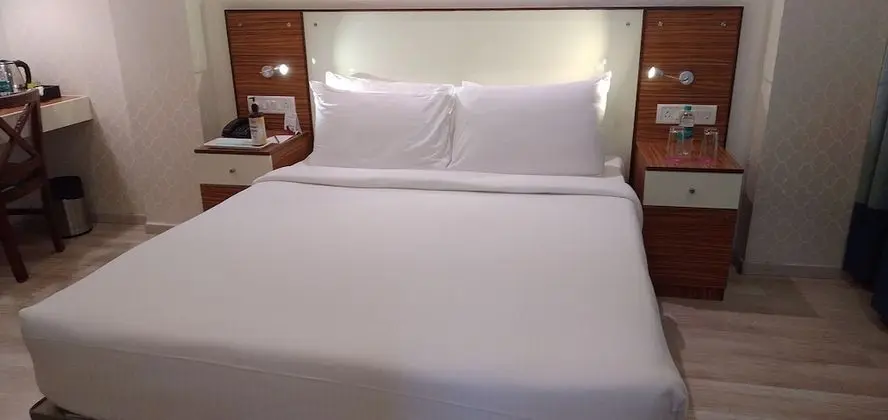 Deluxe Room (King Bed)