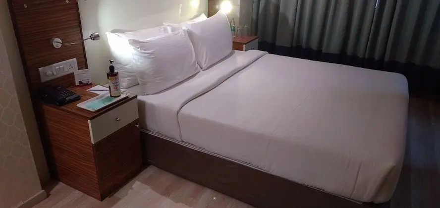 Deluxe Room (King Bed)