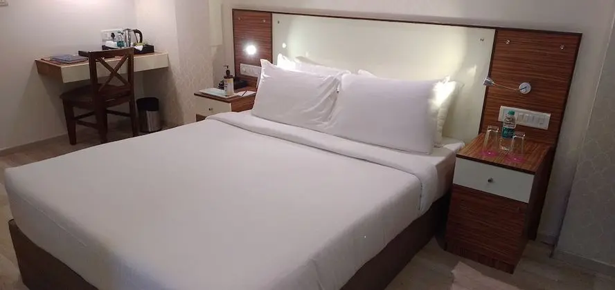 Deluxe Room (King Bed)