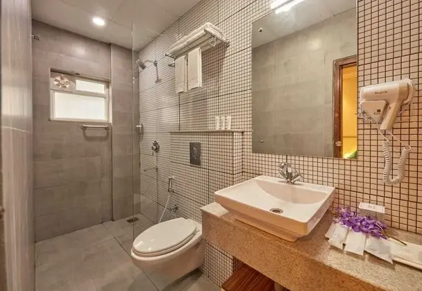 Deluxe Room (King Bed)